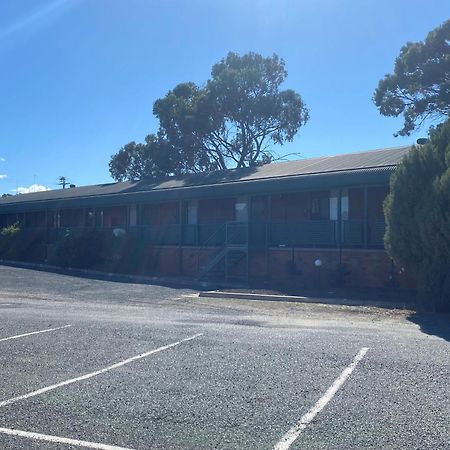 Deniliquin Country Club Motor Inn Dış mekan fotoğraf