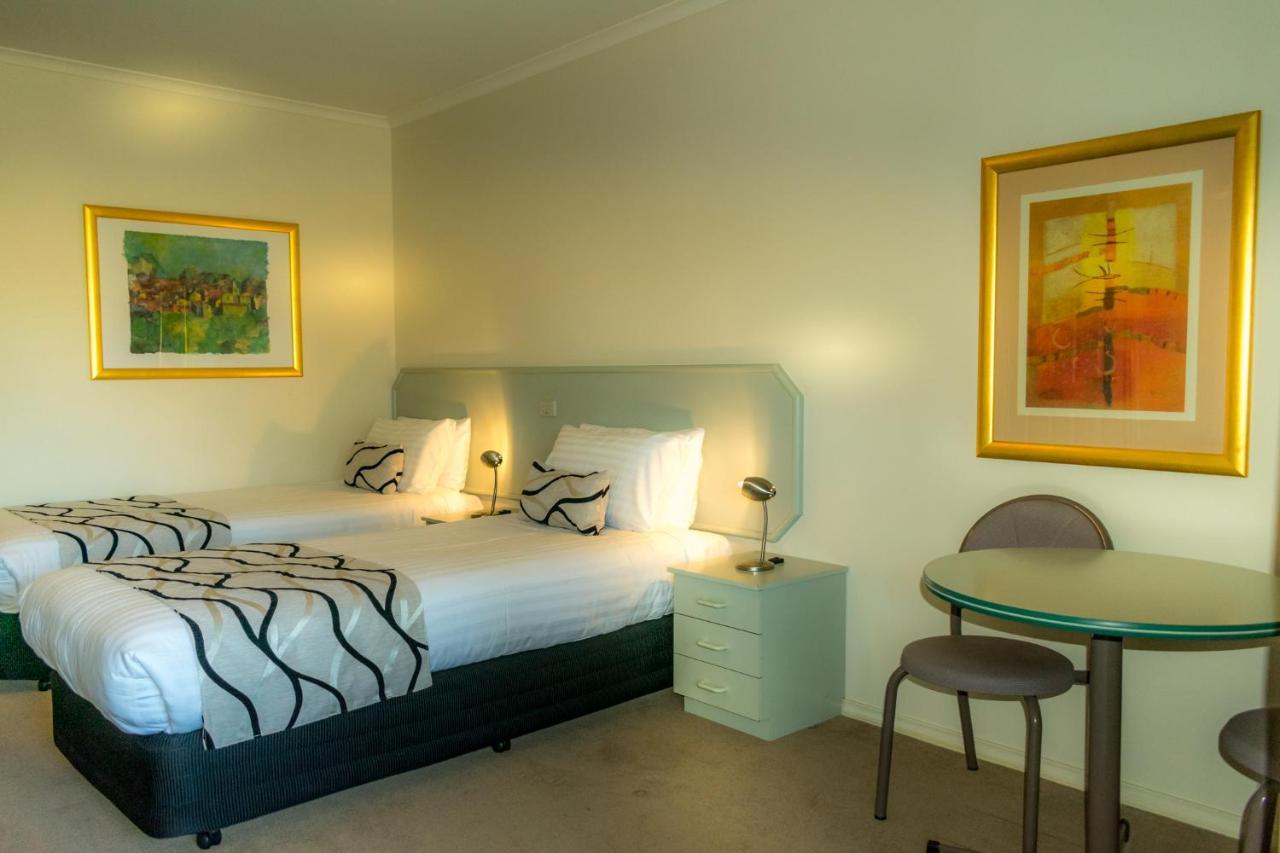 Deniliquin Country Club Motor Inn Dış mekan fotoğraf