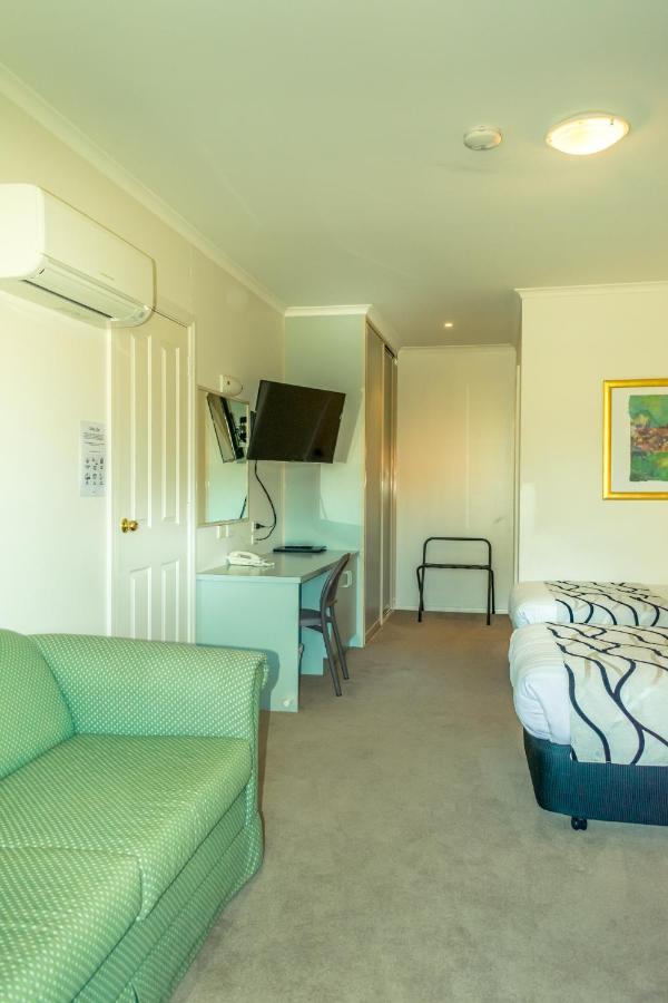Deniliquin Country Club Motor Inn Dış mekan fotoğraf
