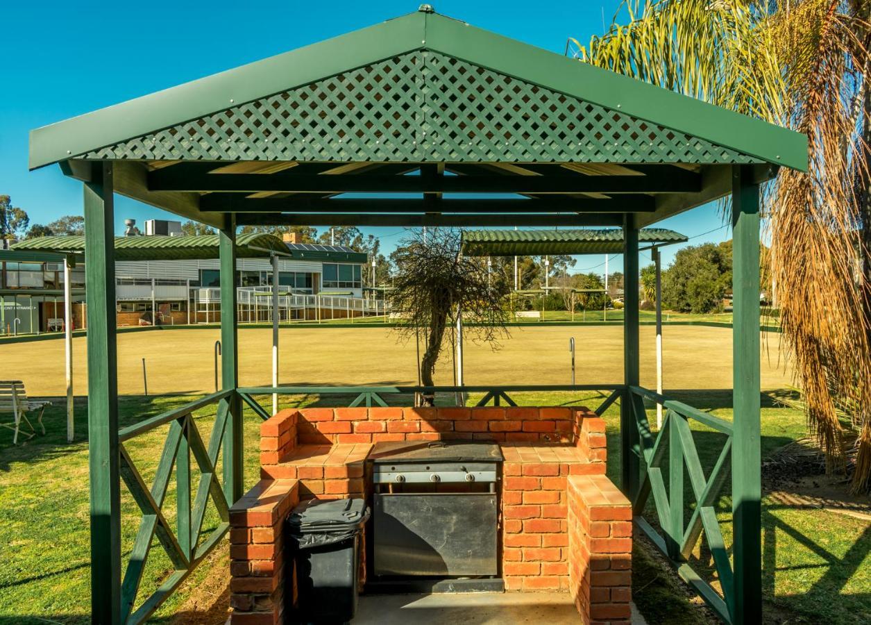 Deniliquin Country Club Motor Inn Dış mekan fotoğraf
