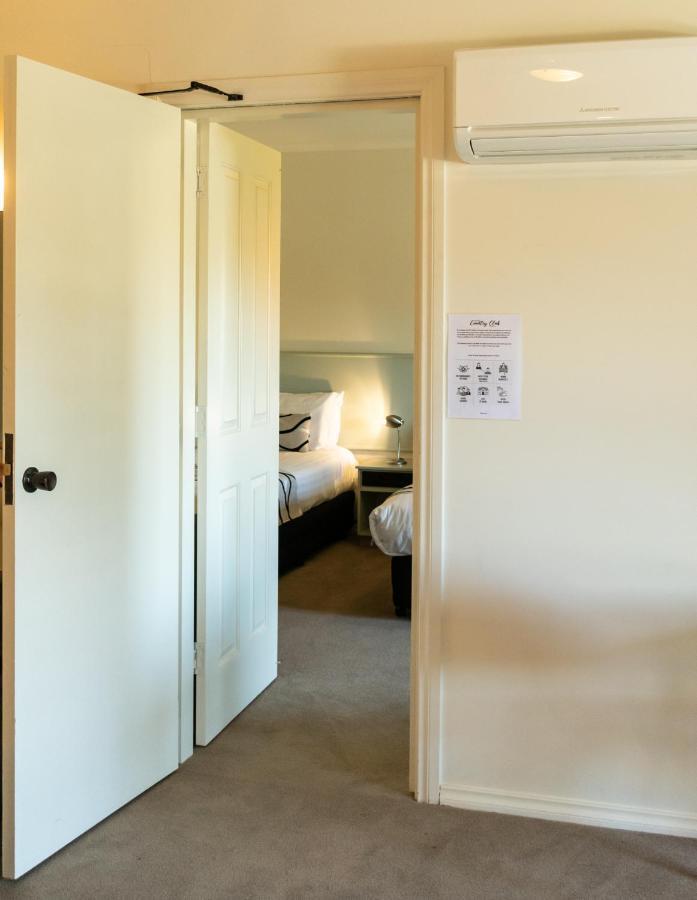 Deniliquin Country Club Motor Inn Dış mekan fotoğraf