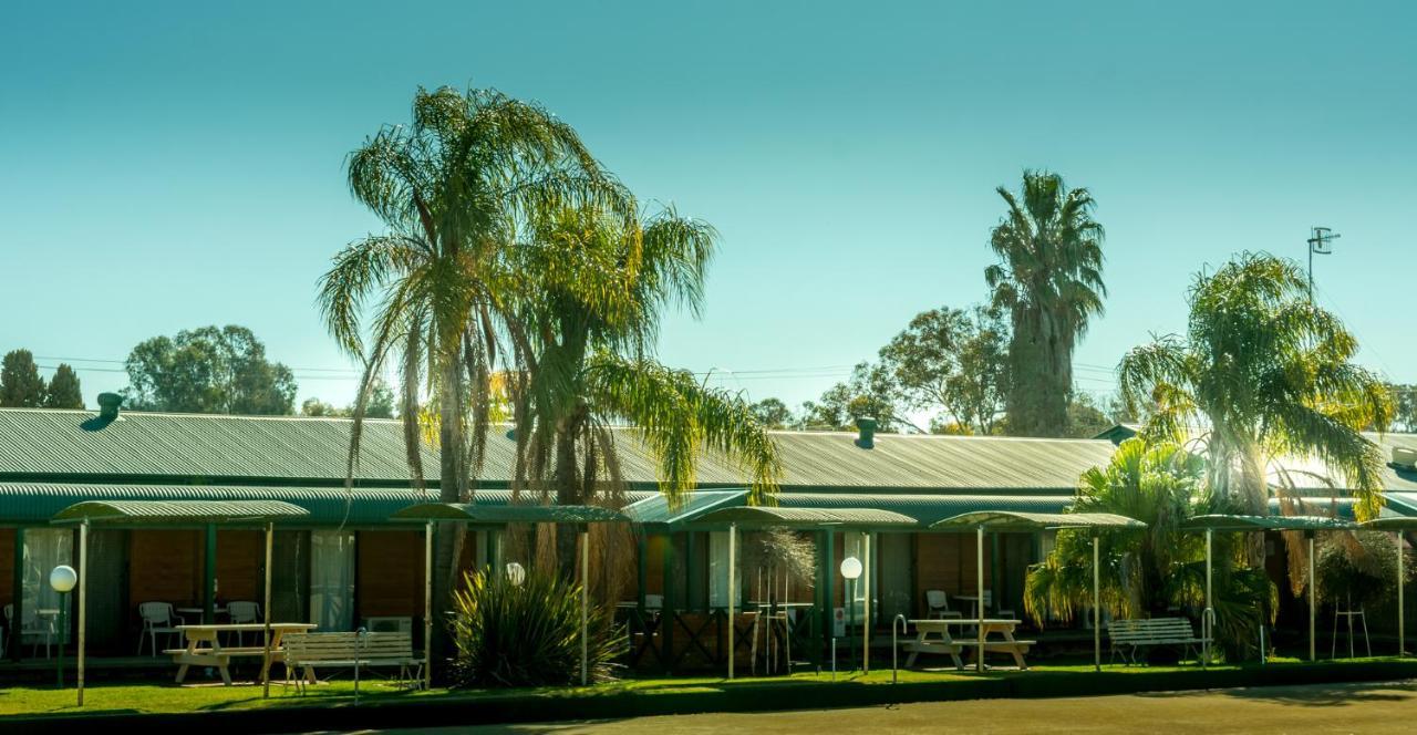 Deniliquin Country Club Motor Inn Dış mekan fotoğraf