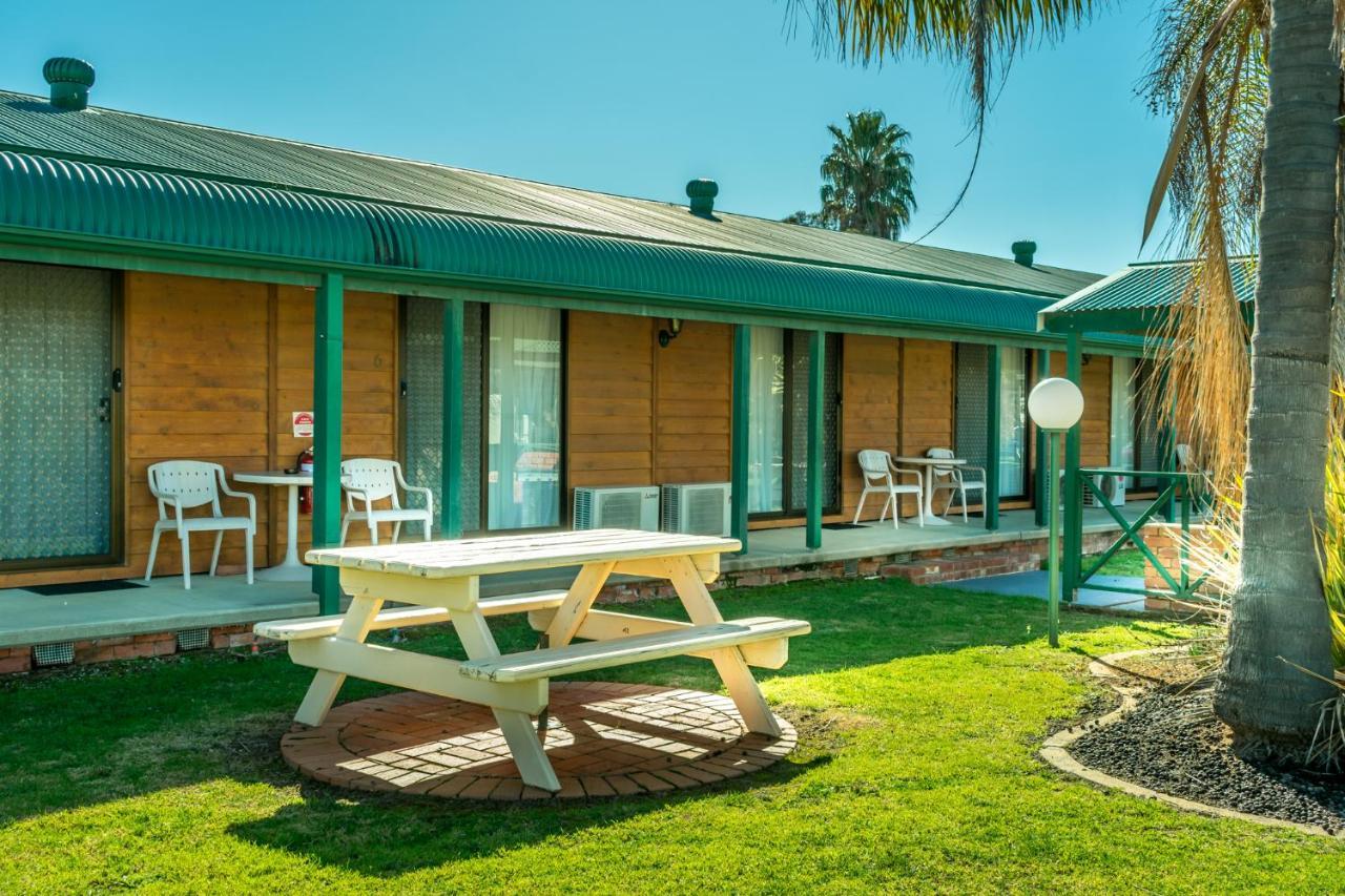 Deniliquin Country Club Motor Inn Dış mekan fotoğraf