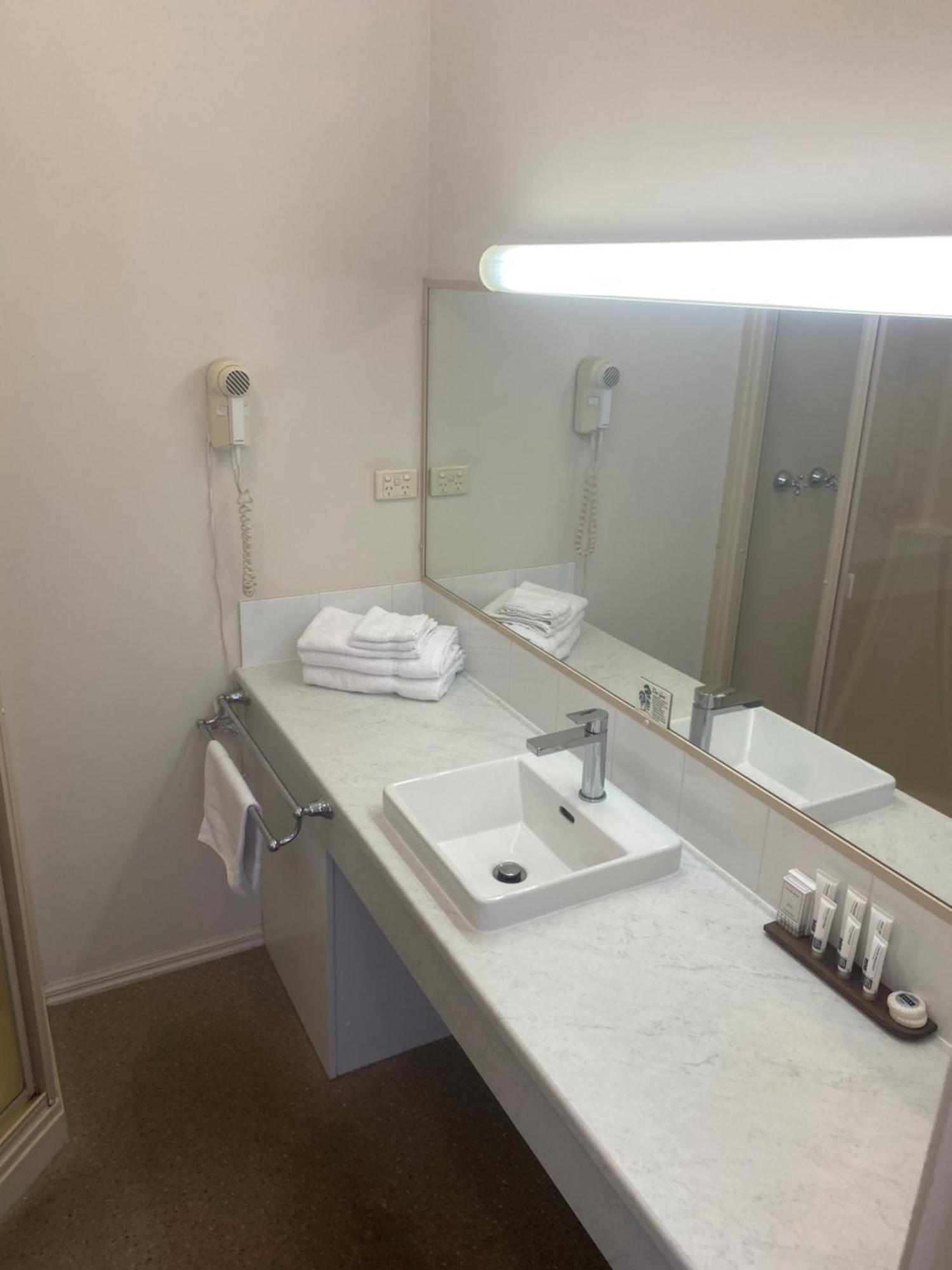 Deniliquin Country Club Motor Inn Dış mekan fotoğraf