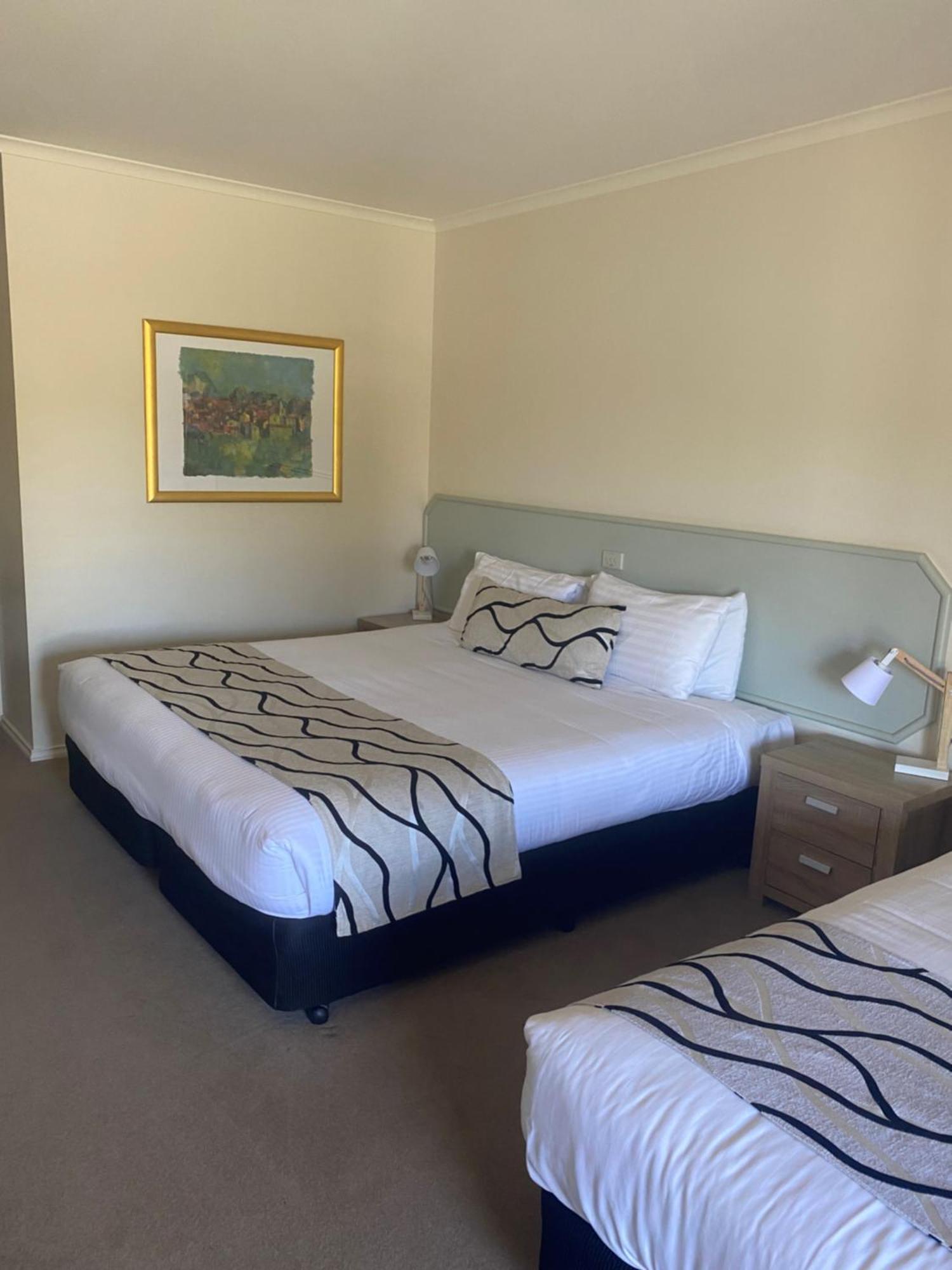 Deniliquin Country Club Motor Inn Dış mekan fotoğraf
