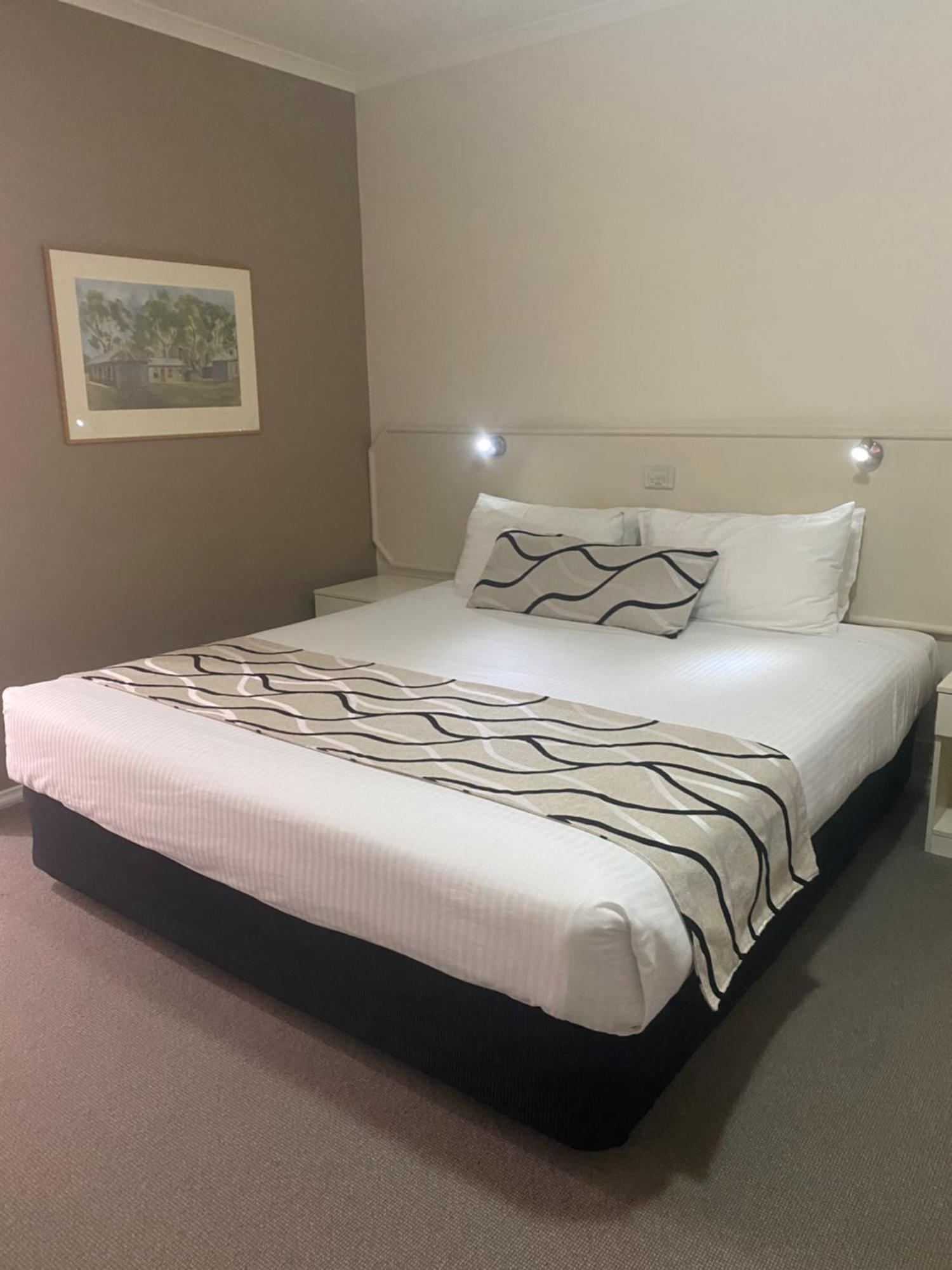 Deniliquin Country Club Motor Inn Dış mekan fotoğraf