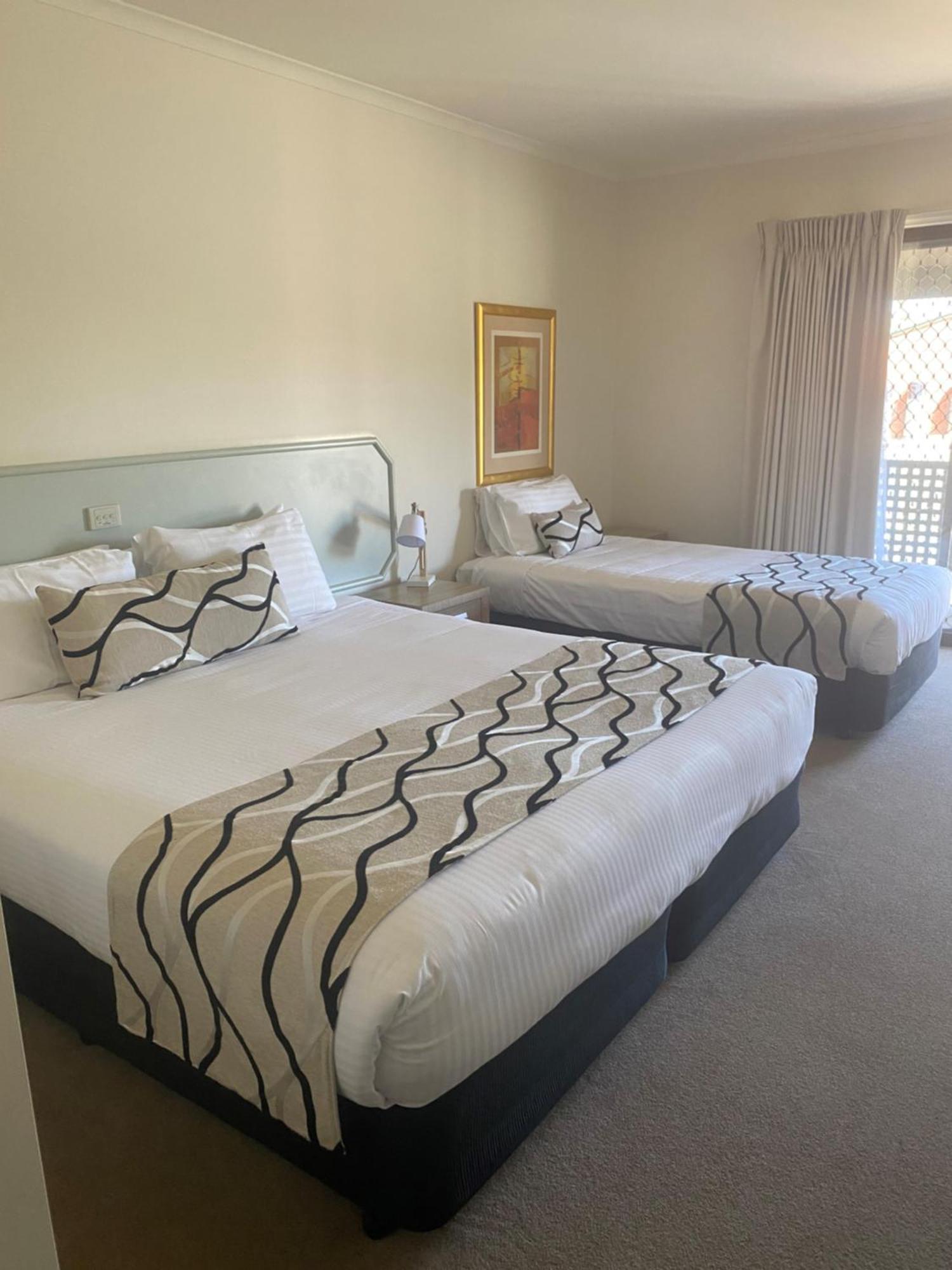 Deniliquin Country Club Motor Inn Dış mekan fotoğraf