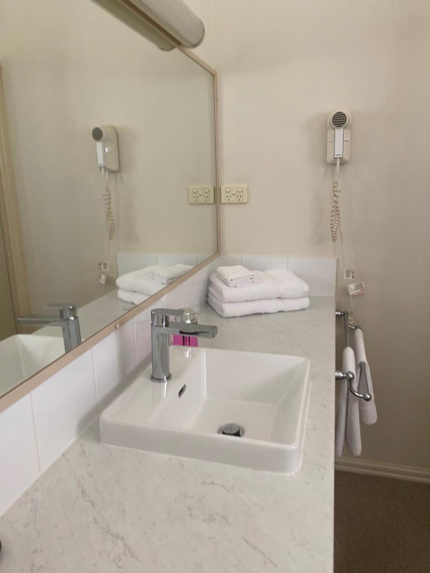 Deniliquin Country Club Motor Inn Dış mekan fotoğraf