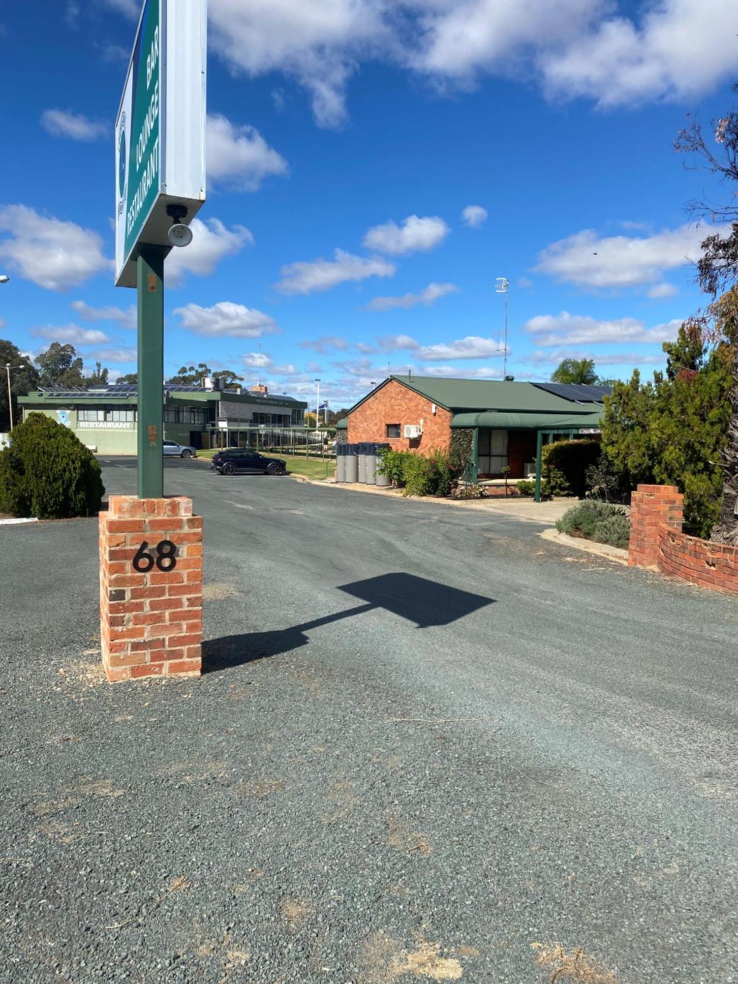 Deniliquin Country Club Motor Inn Dış mekan fotoğraf