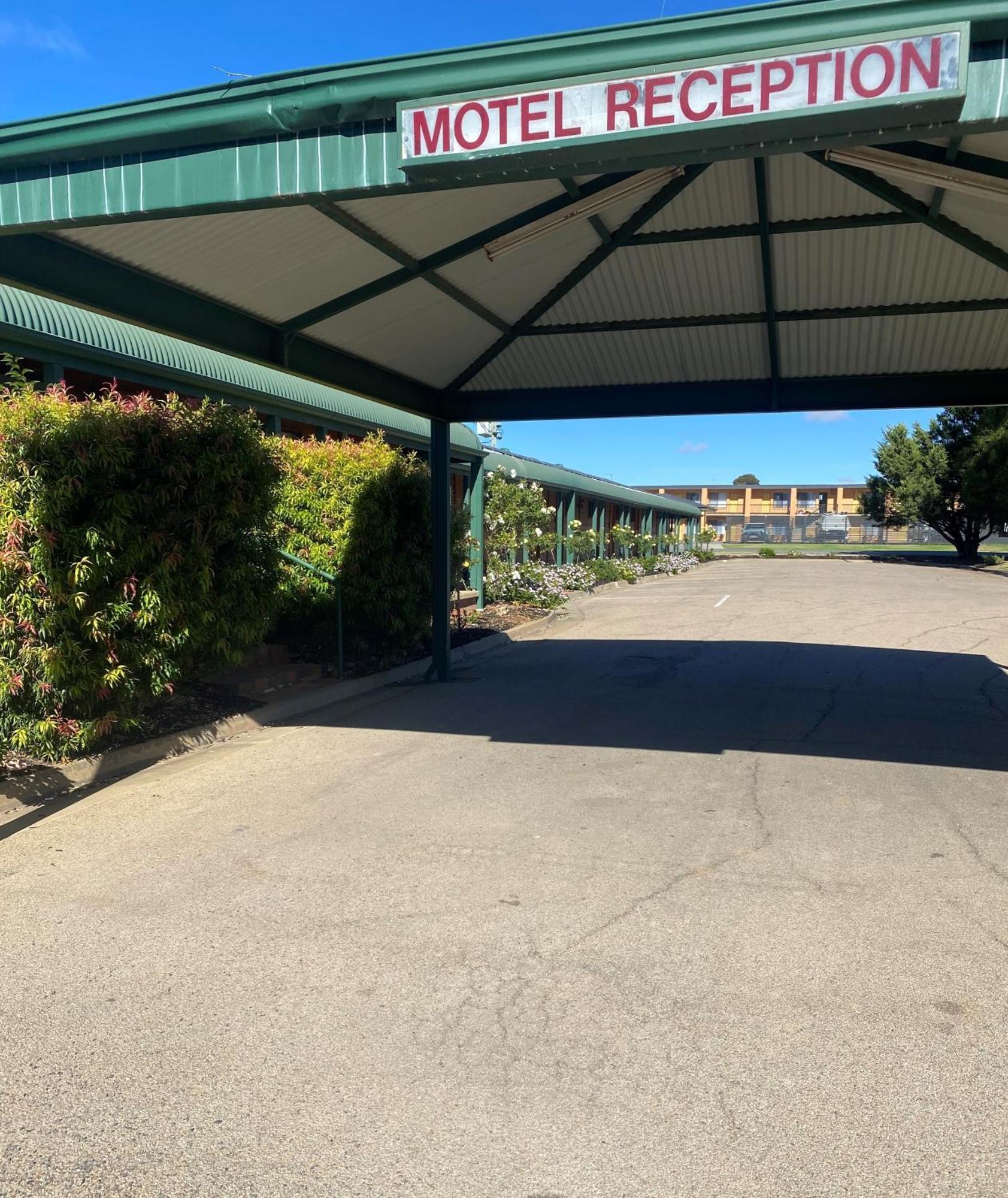 Deniliquin Country Club Motor Inn Dış mekan fotoğraf