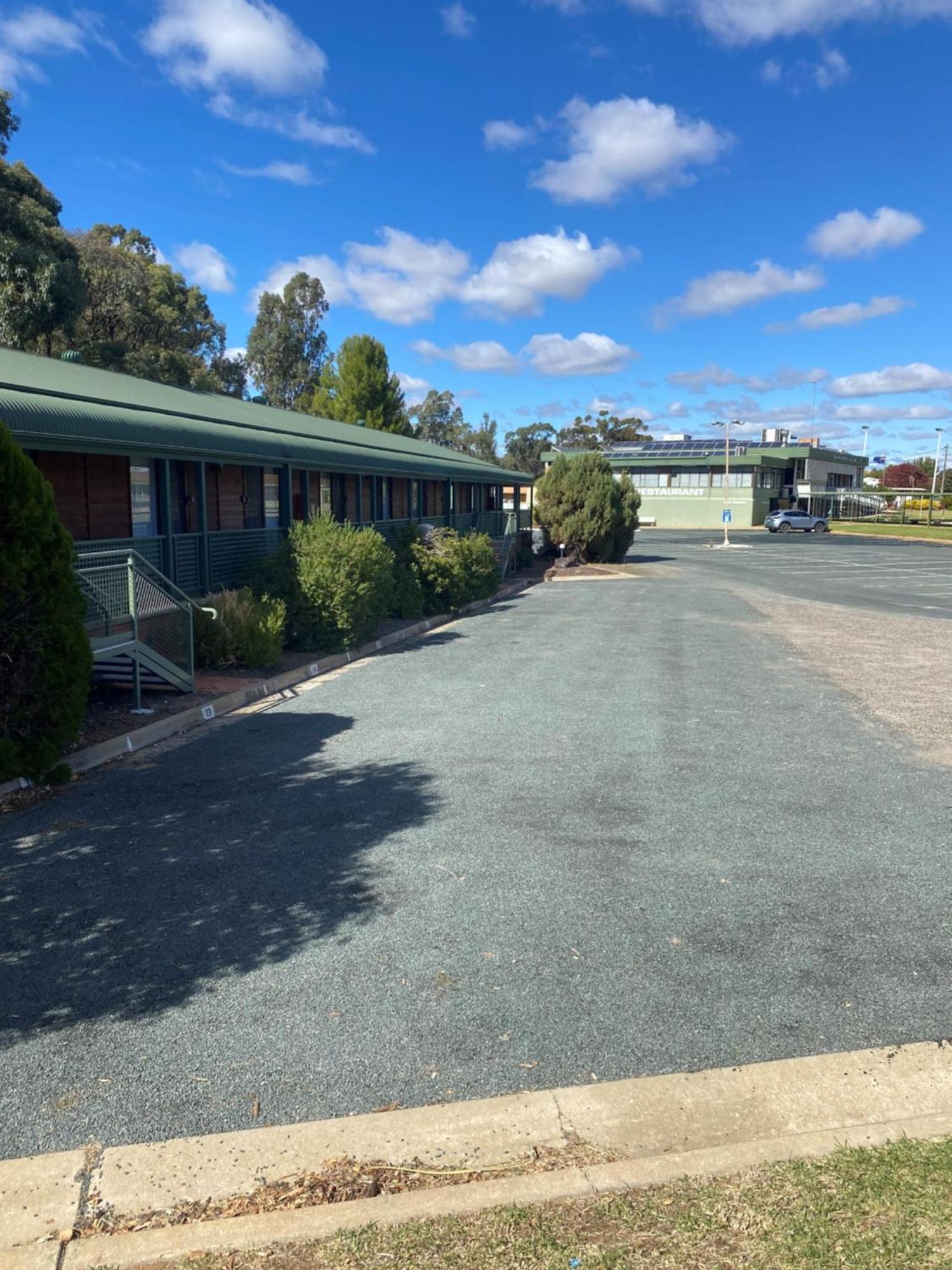 Deniliquin Country Club Motor Inn Dış mekan fotoğraf