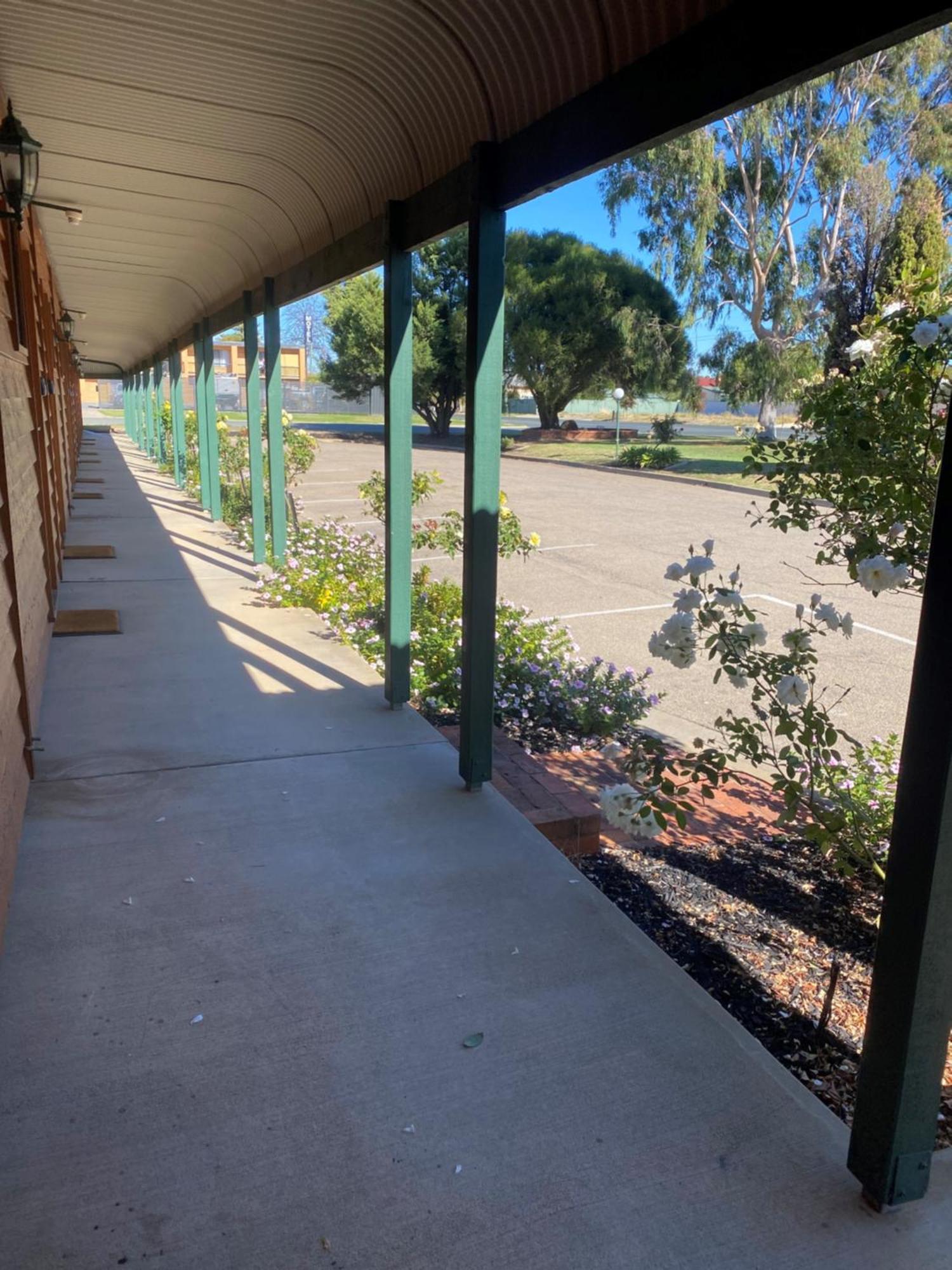 Deniliquin Country Club Motor Inn Dış mekan fotoğraf