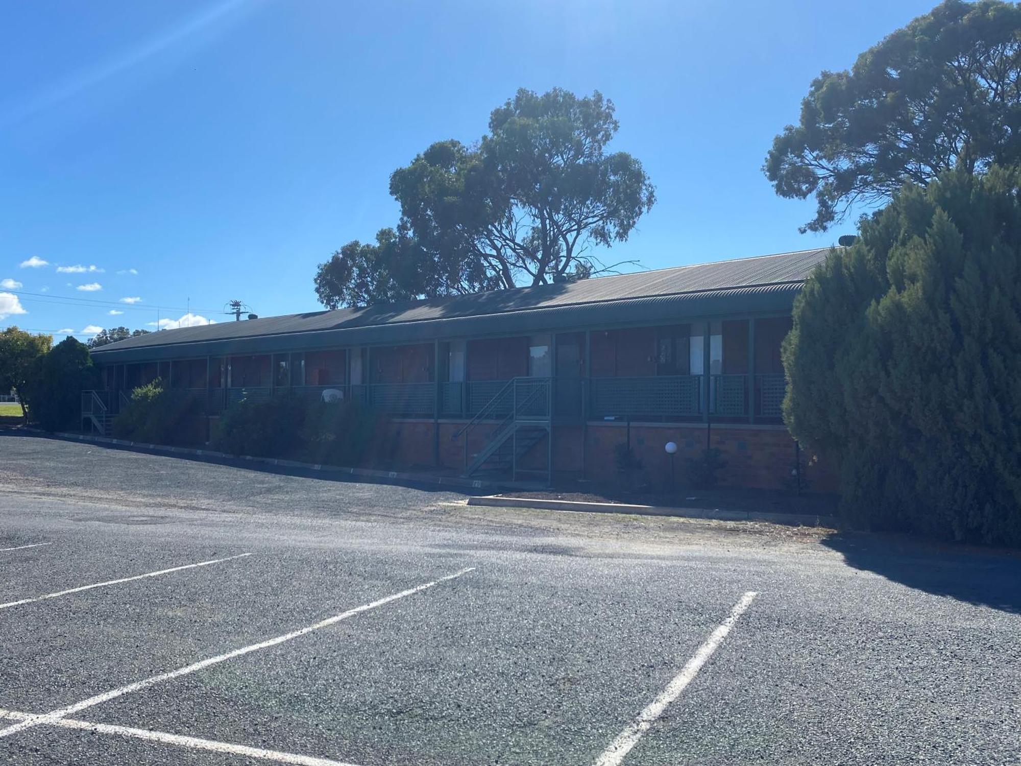 Deniliquin Country Club Motor Inn Dış mekan fotoğraf