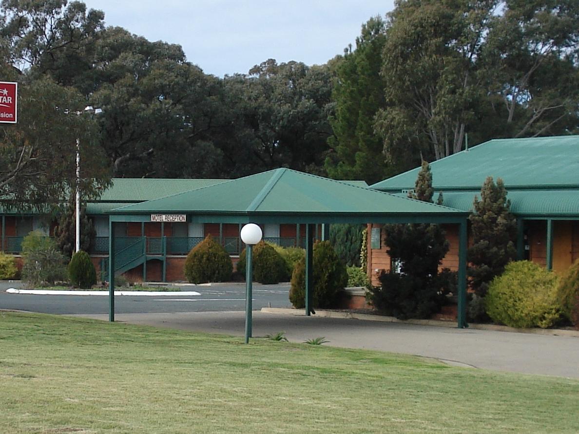 Deniliquin Country Club Motor Inn Dış mekan fotoğraf