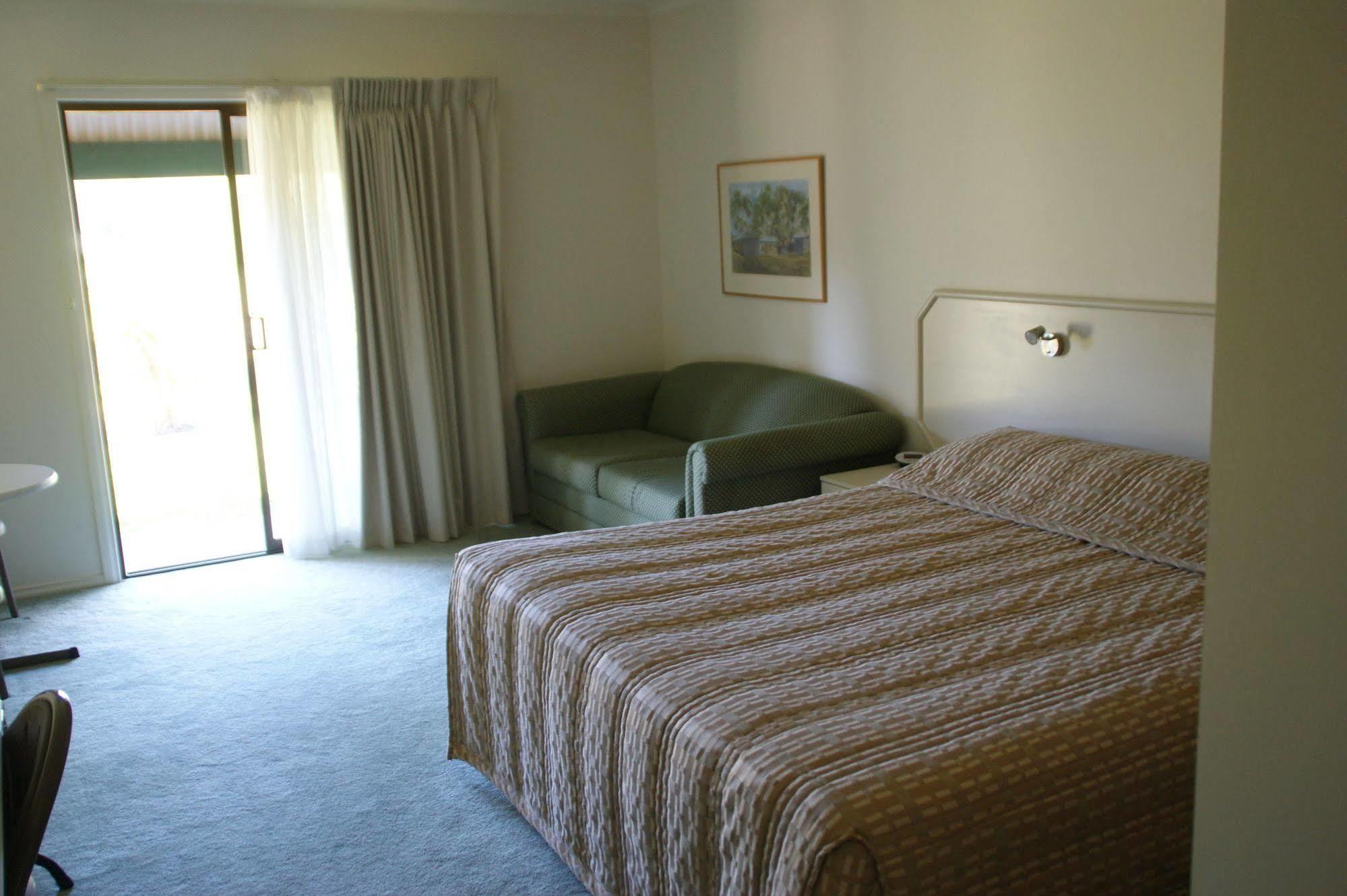 Deniliquin Country Club Motor Inn Dış mekan fotoğraf
