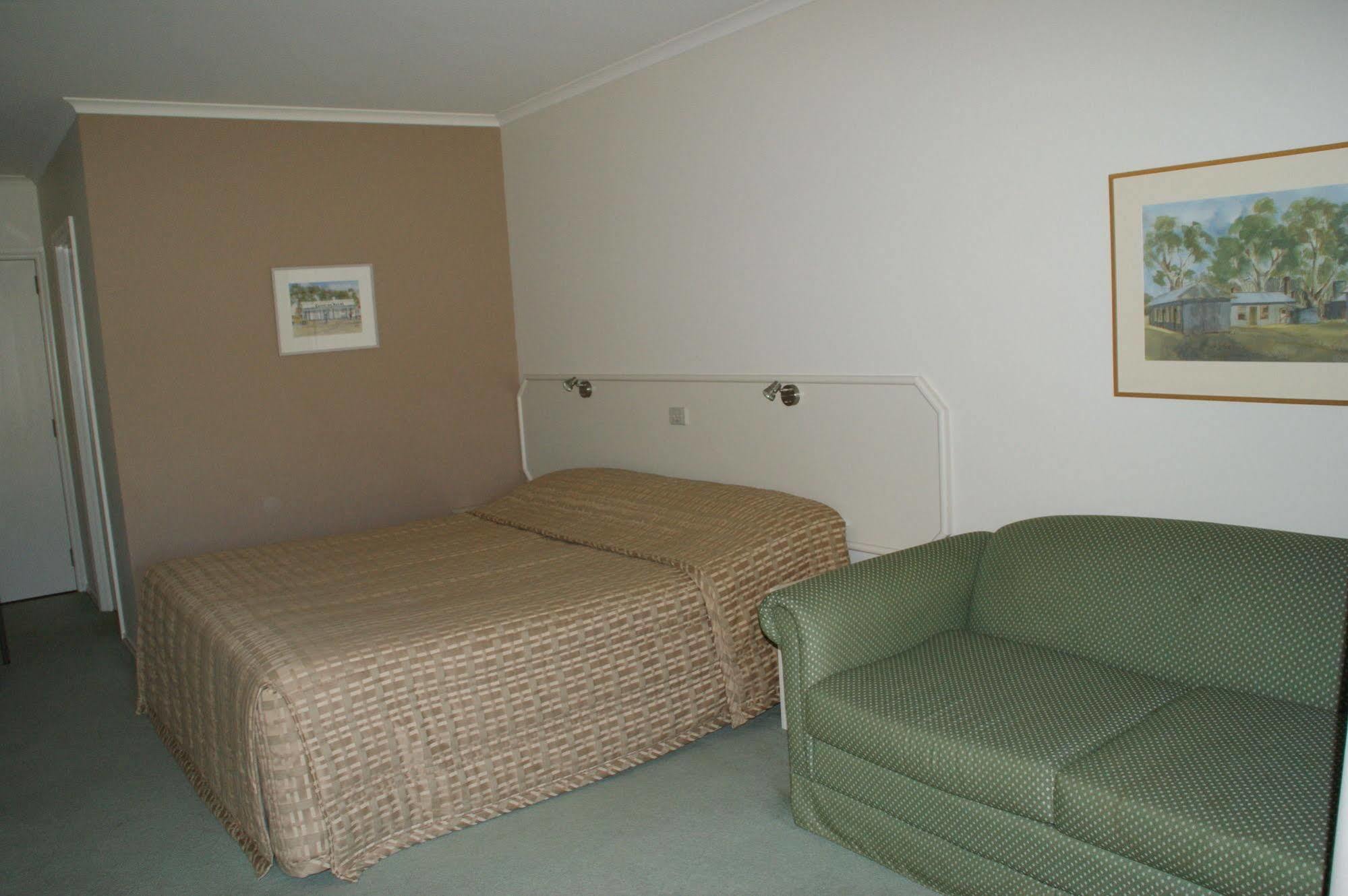 Deniliquin Country Club Motor Inn Dış mekan fotoğraf